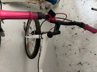 Bicicleta BTWIN blanca y rosa 20 pulgadas.