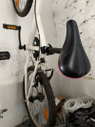 Bicicleta BTWIN blanca y rosa 20 pulgadas.