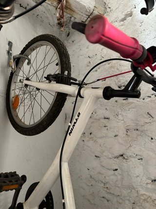 Bicicleta BTWIN blanca y rosa 20 pulgadas.