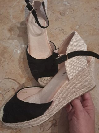 Sandalias cuña Andarina negras y beige