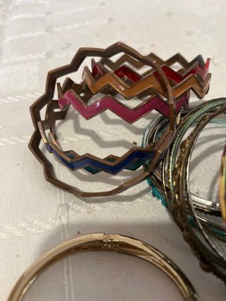 Lote de pulseras doradas y multicolor