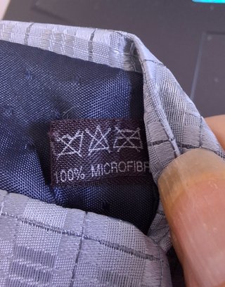 Corbata gris con diseño de rombos