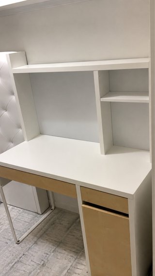 Tocador blanco y madera con cajón