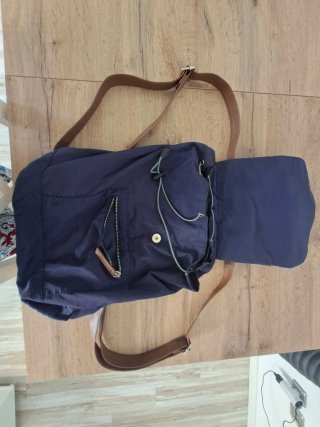 Mochila de tela azul y marrón