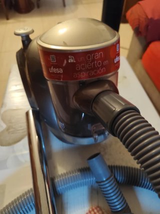 Aspiradora Ufesa con accesorios
