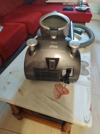 Aspiradora Ufesa con accesorios