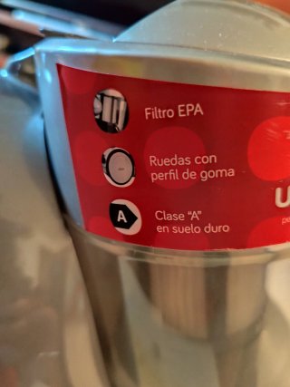 Aspiradora Ufesa con accesorios