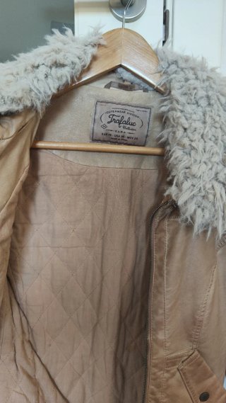 Cazadora Zara efecto piel con pelo Talla XS