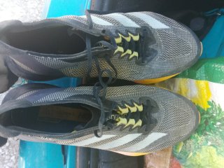 Zapatillas deportivas rosas y amarillas