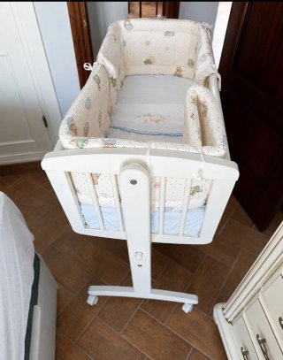 Minicuna de madera con ruedas