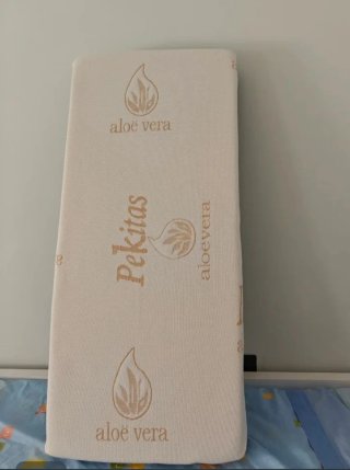 Minicuna de madera con ruedas