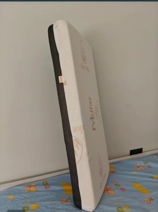 Minicuna de madera con ruedas