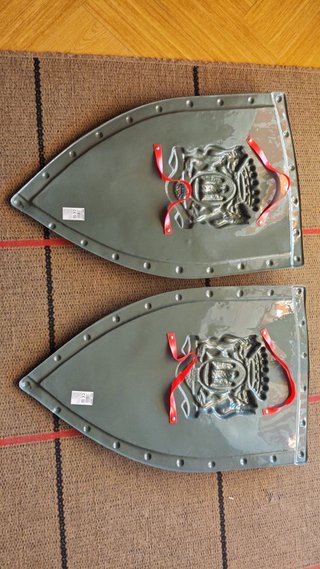 2 Escudos Medievales Dorados