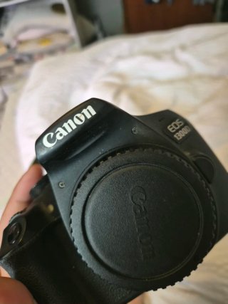 Canon EOS 1300D com lente