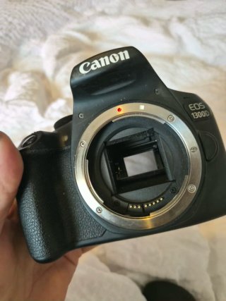 Canon EOS 1300D com lente
