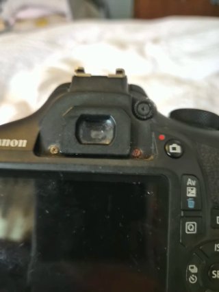 Canon EOS 1300D com lente