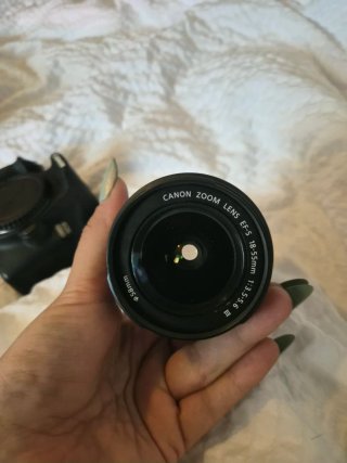 Canon EOS 1300D com lente
