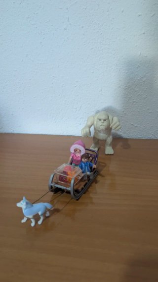 Trineo yeti y lobo