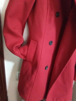 Abrigo rojo cruzado