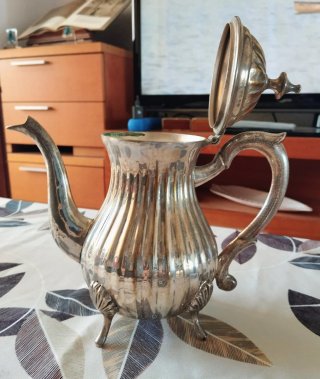 Conjunto tetera y bandeja plateada antiguo