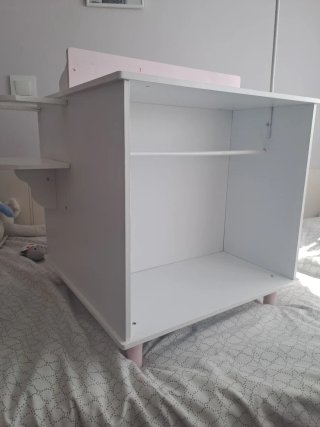 Mueble de juguete rosa y blanco