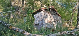 Cabaña de piedra rústica