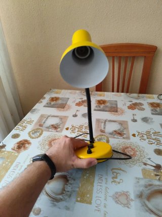 Lámpara de escritorio amarilla