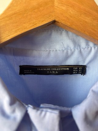 Camisa Zara con hombros descubiertos