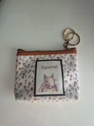 Cartera con llavero y estampado de ardilla