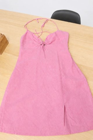 Vestido Breskha rosa corto.
