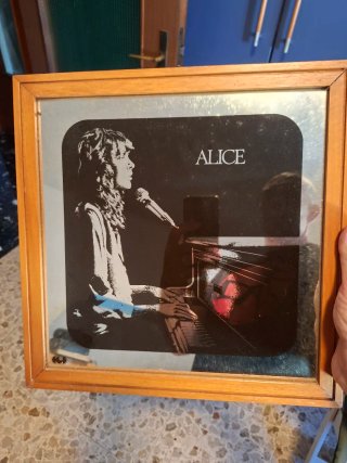 Quadro specchio con immagine di Alice cantante