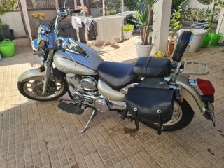 Moto Cruiser oro y Negra