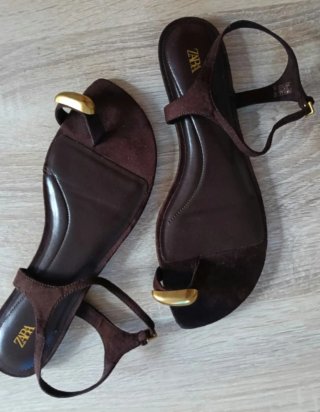 Sandalias planas Zara marrón y dorado