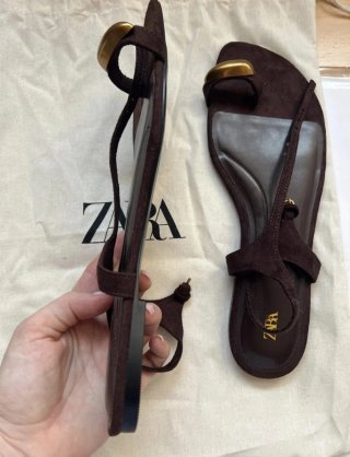 Sandalias planas Zara marrón y dorado