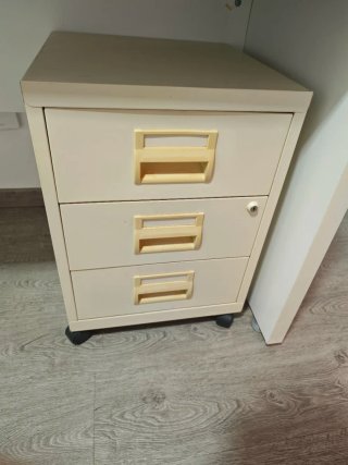 Silla de oficina, mesa y cajonera