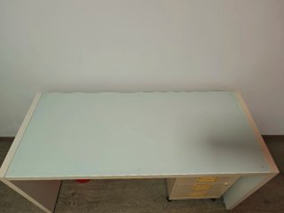 Silla de oficina, mesa y cajonera