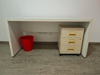 Silla de oficina, mesa y cajonera
