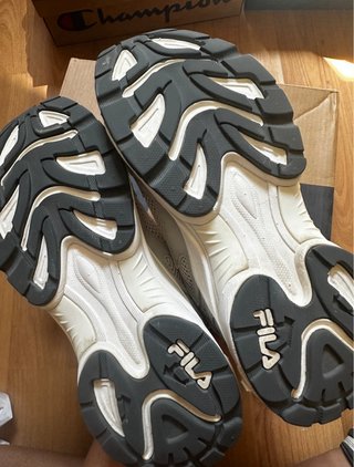 Zapatillas Fila grises y blancas