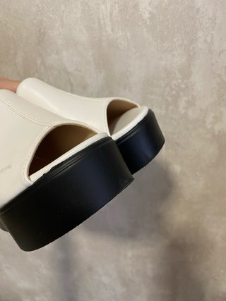 Sandalias de cuña blancas y negras