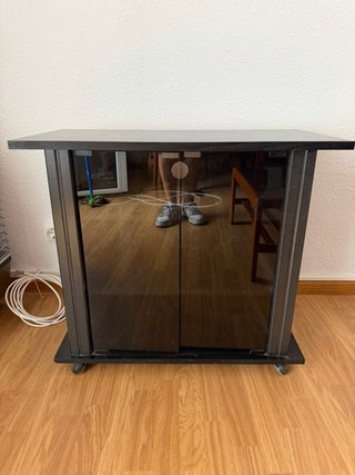 Mueble TV negro con puertas de cristal