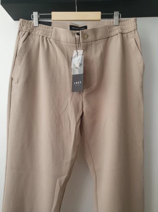 Pantalón chino beige hombre