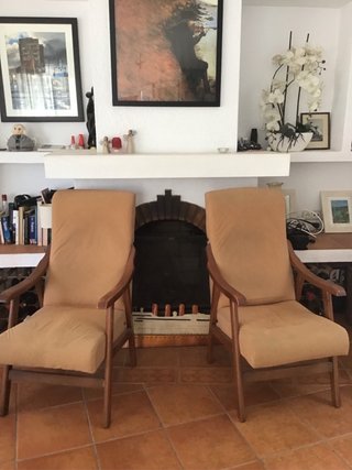 Coppia di comode poltrone in legno e tessuto