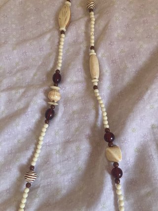 Collar largo de madera y cuentas
