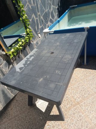 Mesa exterior robusta - buen estado