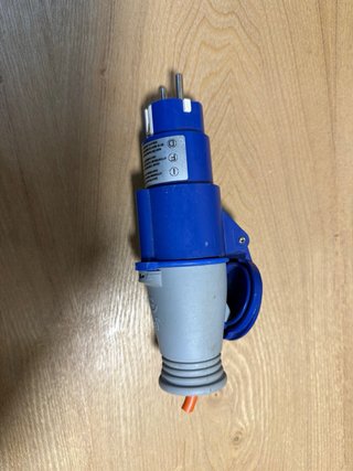 Enchufe y adaptador para camping