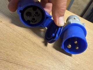 Enchufe y adaptador para camping