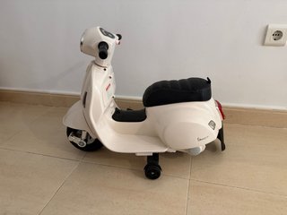 Moto infantil tipo Vespa beige y negra