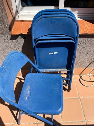 Silla plegable azul de metal