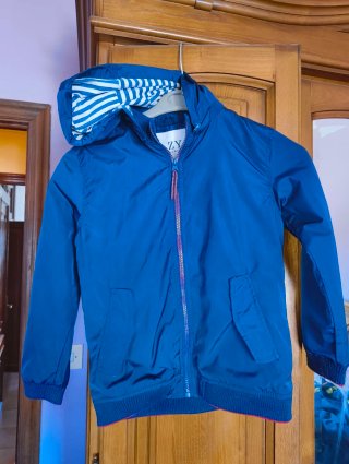 Chubasquero de niño azul con capucha