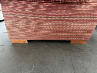 Sofá de 2 plazas rojo y rayas